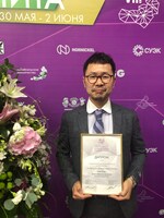 吉田凜音の代理で賞状を授与した進藤丈広監督。