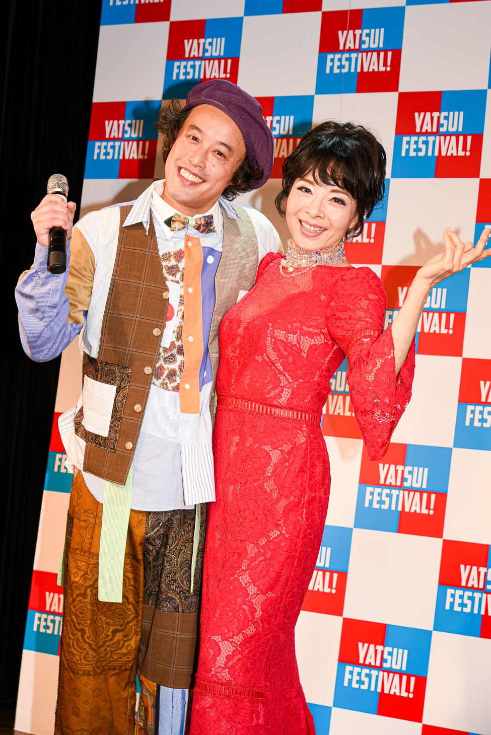 （左から）エレキコミックやつい、由美かおる。