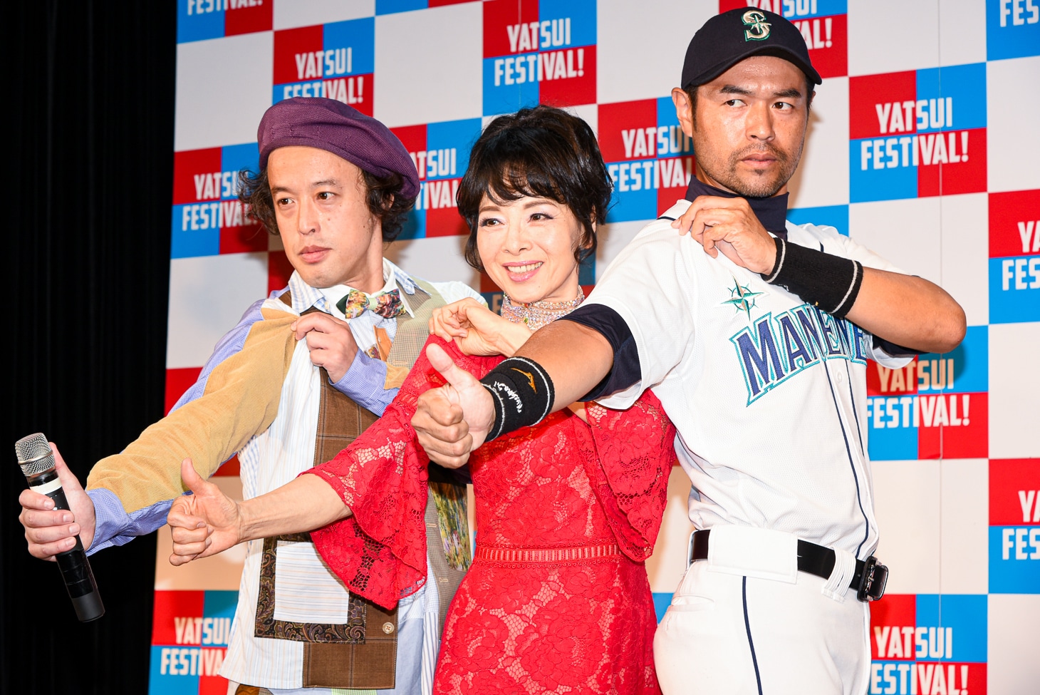 「YATSUI FESTIVAL! 2019」の事前記者会見に出席した（左から）エレキコミックやつい、由美かおる、ニッチロー'。