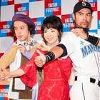 ニッチロー'、バット忘れてマイクでスイング「やついフェス」記者会見