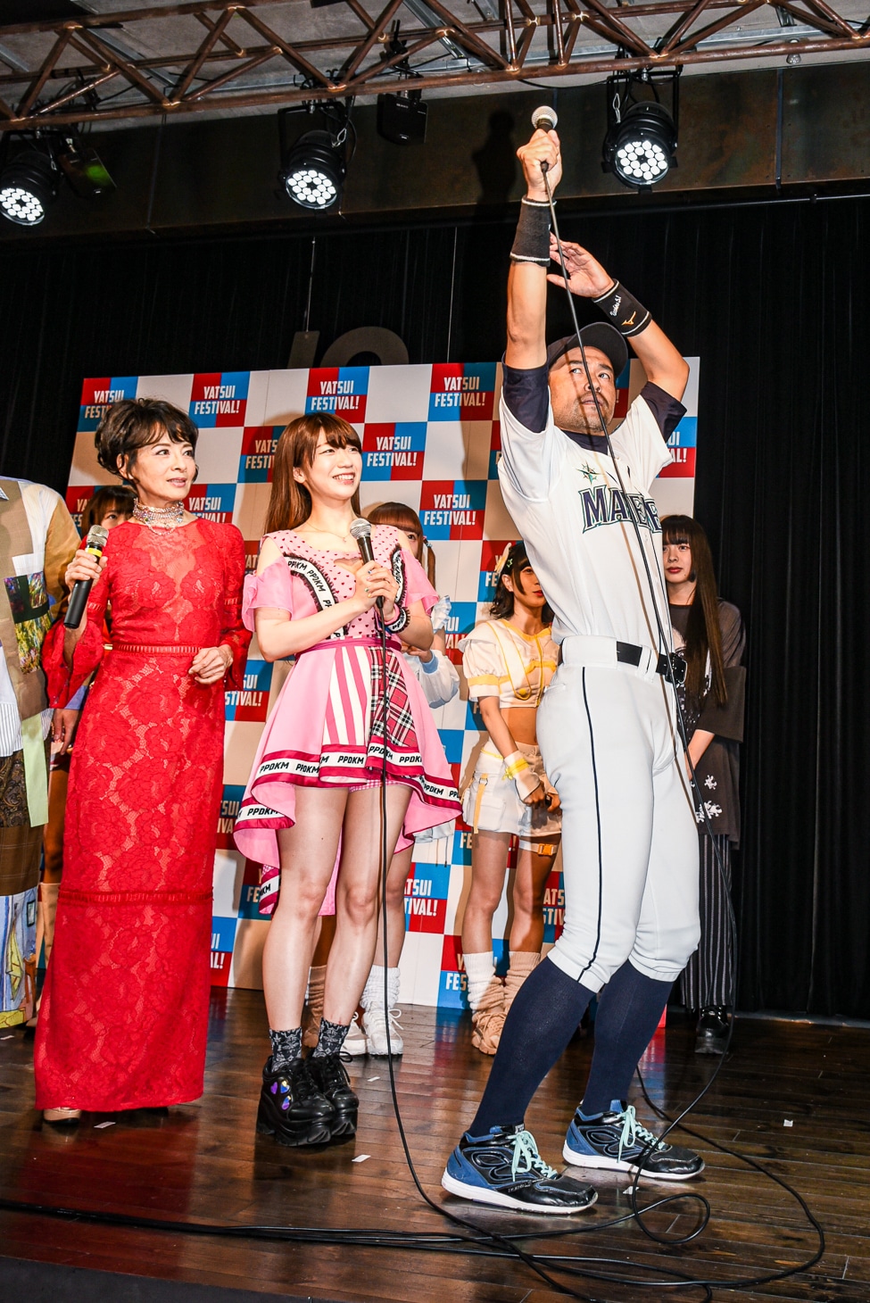 イチローのモノマネをするニッチロー'（右）。