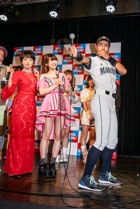 イチローのモノマネをするニッチロー'（右）。