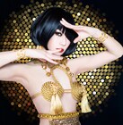キノコホテル、新曲「ヌード」MVで男をプールに蹴り落とす