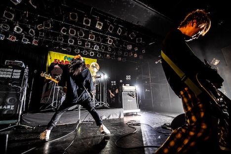 キノシタタクヤ(Dr)の前で演奏するアマダシンスケ(B, Vo)。(Photo by masalivephoto)