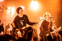 左からアマダシンスケ（B, Vo）、カマタリョウガ（G, Cho）。（Photo by masalivephoto）