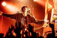 アマダシンスケ（B, Vo）（Photo by masalivephoto）