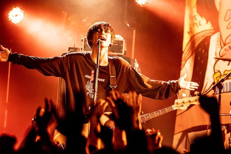 アマダシンスケ(B, Vo)(Photo by masalivephoto)