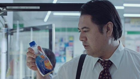 「オランジーナ100」のWeb動画「朝から青春」編より。