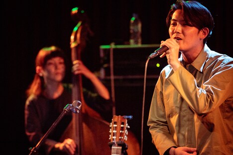 「折坂悠太 Oneman Live 2019」大阪・Shangri-La公演の様子。（撮影：齊藤真吾）