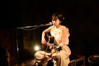 湯木慧ワンマンライブ「誕生～始まりの心実～」の様子。（撮影：小嶋文子）