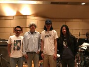 東阪ライブの演奏メンバー。左から恒岡章、堀江博久、Curly Giraffe、名越由貴夫。