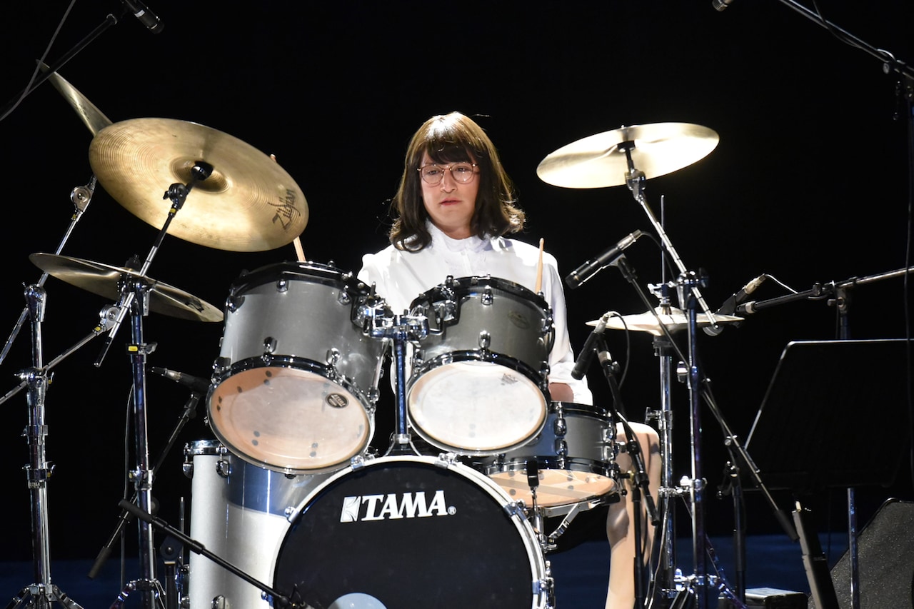 ドラム演奏を披露する三田園薫。(c)テレビ朝日