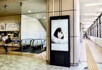 新潟市内に掲出されたa crowd of rebellion「Black_24:」のアートワーク。