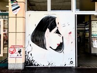 新潟市内に掲出されたa crowd of rebellion「Black_24:」のアートワーク。