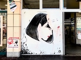 新潟市内に掲出されたa crowd of rebellion「Black_24:」のアートワーク。