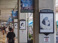 新潟市内に掲出されたa crowd of rebellion「Black_24:」のアートワーク。