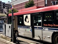 新潟市内に掲出されたa crowd of rebellion「Black_24:」のアートワーク。