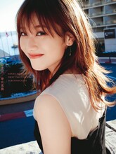 守屋茜「潜在意識」通常版表紙（撮影：桑島智輝）