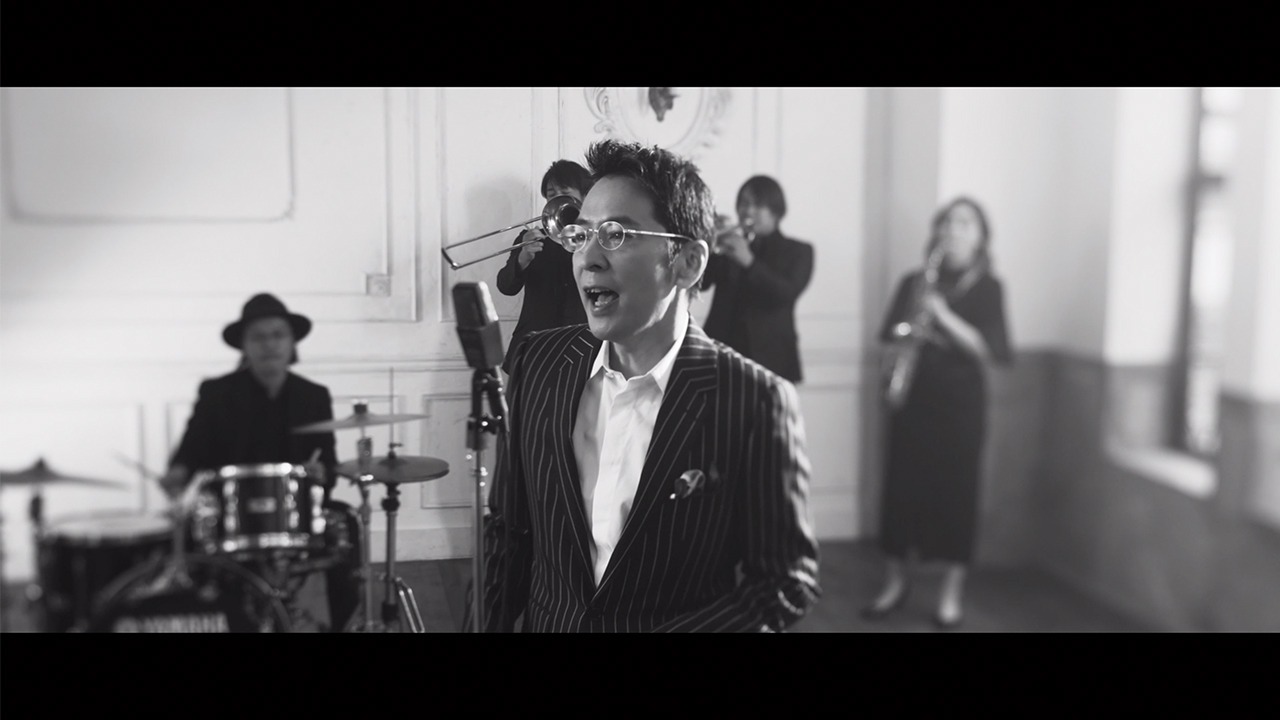 徳永英明「輝きながら…～Self-Cover Ver.～」ミュージックビデオのワンシーン。