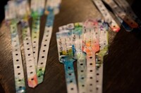 来場者に配られたリストバンド。（撮影：小嶋文子）