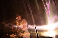 湯木慧ワンマンライブ「誕生～始まりの心実～」の様子。（撮影：小嶋文子）