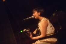 湯木慧ワンマンライブ「誕生～始まりの心実～」の様子。（撮影：小嶋文子）