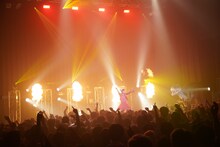 「メソ・ポタ・ミア」を歌う眉村ちあき。