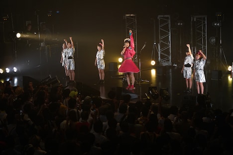 キッズダンサーと踊る眉村ちあき（中央）。