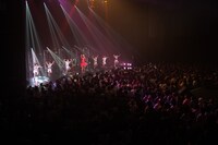 キッズダンサーと踊る眉村ちあき（中央）。