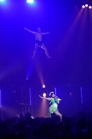 ステージ上方に吊り上げられたクリトリック・リス（上）と眉村ちあき（下）。