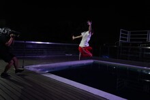 COAST敷地内のプールにダイブする眉村ちあき。