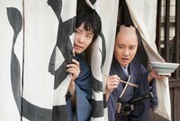 人気画像6位は「星野源が家臣に連れ戻されたり、書庫にこもったり『引っ越し大名！』劇中カット」より、映画「引っ越し大名！」のワンシーン。 (c)2019「引っ越し大名！」製作委員会