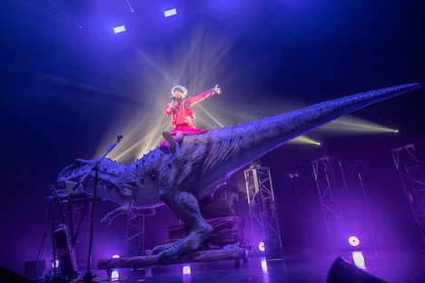 「東京留守番電話ップ」で恐竜に乗って登場した眉村ちあき。