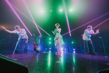 「おばあちゃんがサイドスロー」を男性ダンサーと共に披露する眉村ちあき（中央）。