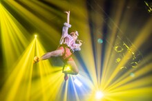 「ナックルセンス」でフライングを披露する眉村ちあき。