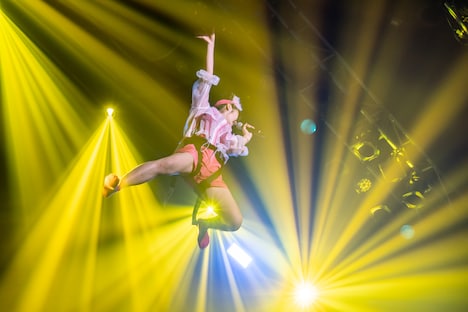 「ナックルセンス」でフライングを披露する眉村ちあき。