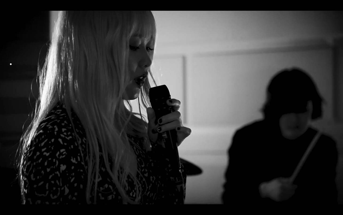 Naz「White Lie」MVのワンシーン。