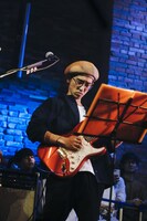 竹内アンナのサポートメンバーを務めた谷川正憲（UNCHAIN）（Photo by Satoshi Imaura）