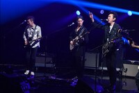 左から黒田晃年、MIYAVI、布袋寅泰。(c)テレビ朝日