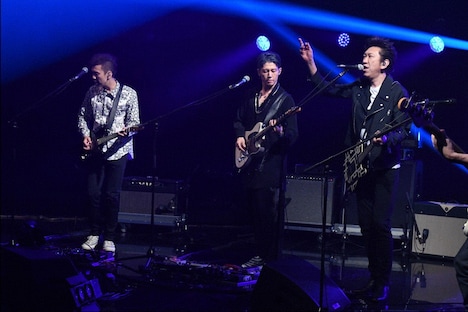 左から黒田晃年、MIYAVI、布袋寅泰。(c)テレビ朝日