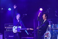 左からMIYAVI、布袋寅泰。(c)テレビ朝日