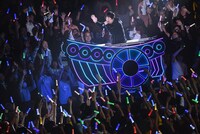 トロッコに乗りながら熱演する岡崎体育。（写真提供：ソニー・ミュージックレーベルズ）