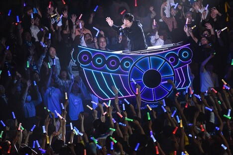 トロッコに乗りながら熱演する岡崎体育。（写真提供：ソニー・ミュージックレーベルズ）