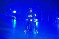 原付バイクに乗る岡崎体育。（写真提供：ソニー・ミュージックレーベルズ）