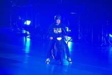 原付バイクに乗る岡崎体育。（写真提供：ソニー・ミュージックレーベルズ）