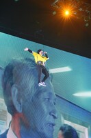 宙吊りになりながら現れた岡崎体育。（写真提供：ソニー・ミュージックレーベルズ）