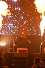 炎に囲まれジャンプする岡崎体育。（写真提供：ソニー・ミュージックレーベルズ）