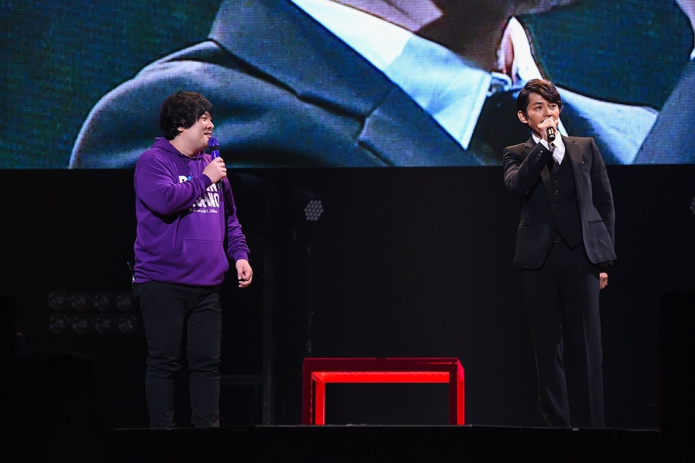 藤木直人（右）を紹介する岡崎体育（左）。（写真提供：ソニー・ミュージックレーベルズ）