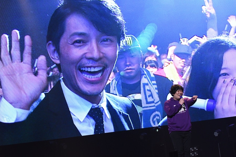 藤木直人を紹介する岡崎体育。（写真提供：ソニー・ミュージックレーベルズ）