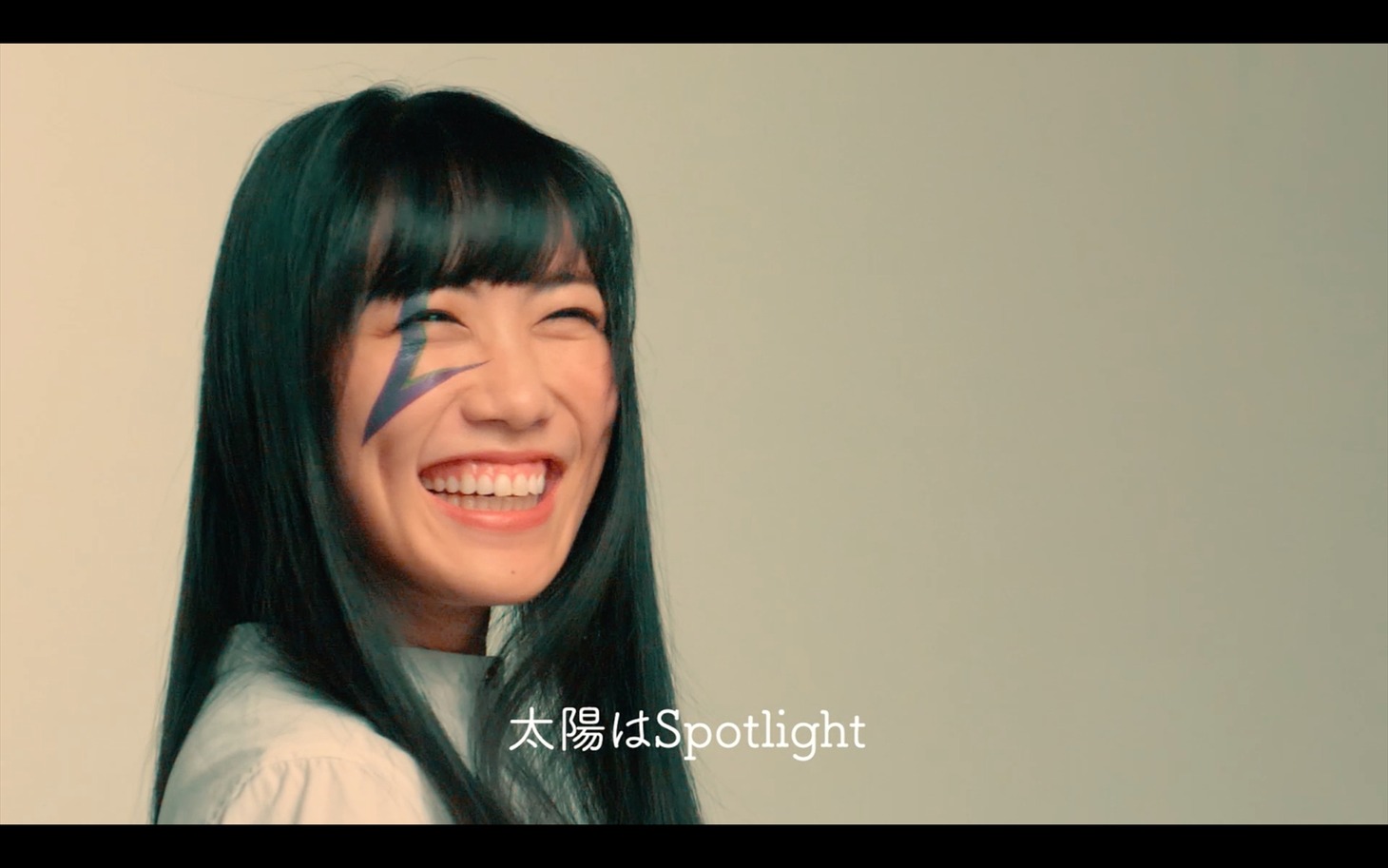 「The Show」のMVのワンシーン。